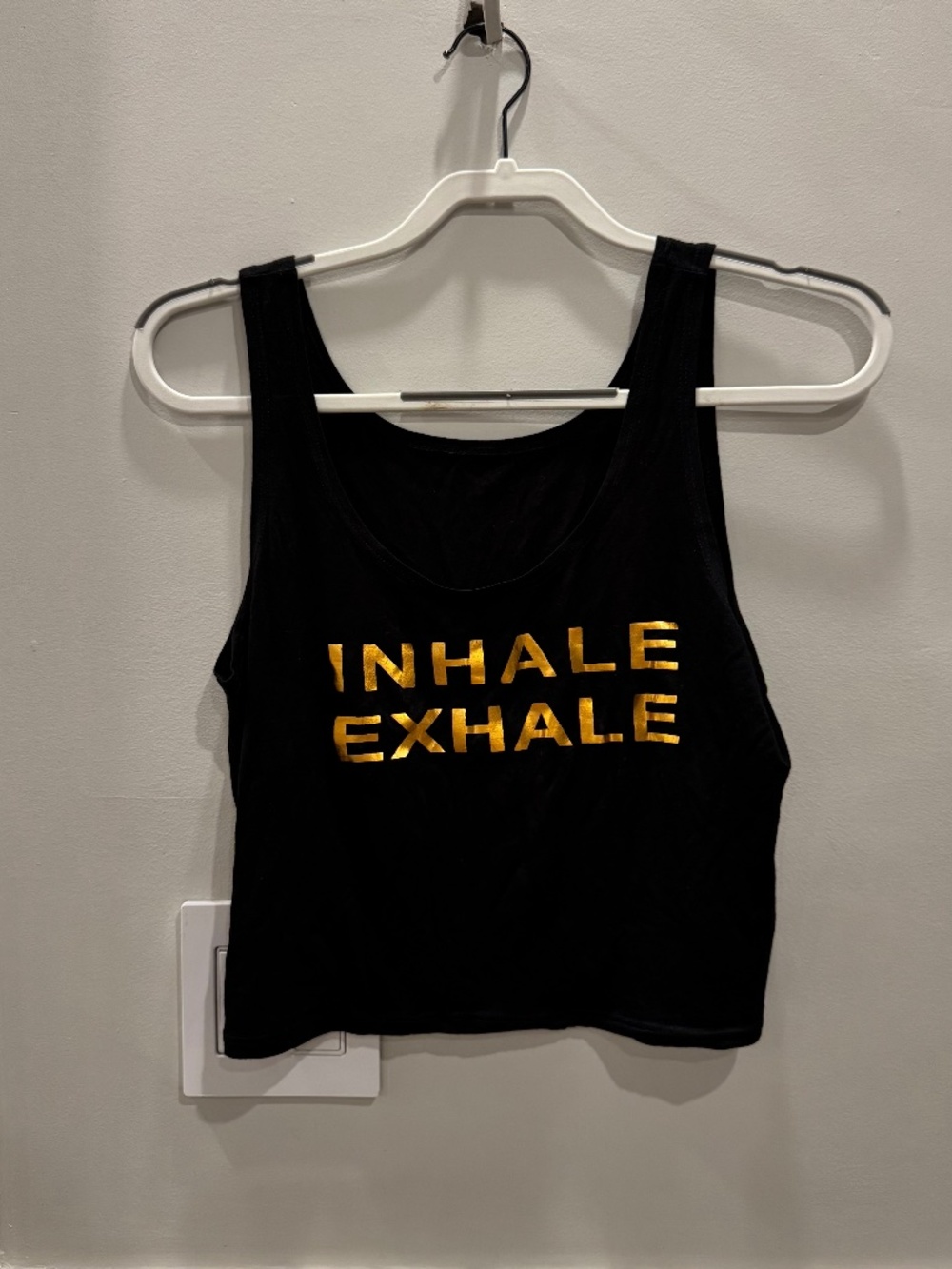 EMILY HSU Black Inhale Exhale Graphic Cropped Yoga Tank Top Gold Foil Size S